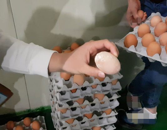 껍질 깨져 내용물 누출된 계란으로, 요리까지 만들어 판매