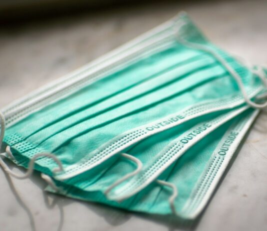 5월부터 병원급 의료기관 마스크 착용 ‘권고’로 전환 green and white striped textile