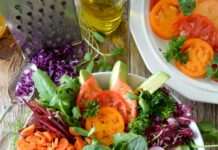 다이어트와 운동: 몸과 마음에 긍정적인 영향을 주는 두 가지 핵심 close-up photo of vegetable salad