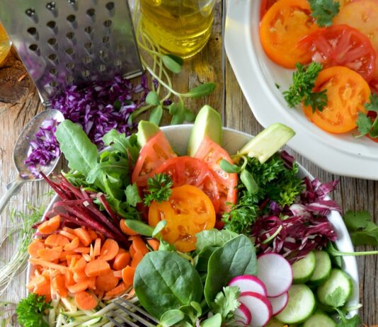 다이어트와 운동: 몸과 마음에 긍정적인 영향을 주는 두 가지 핵심 close-up photo of vegetable salad