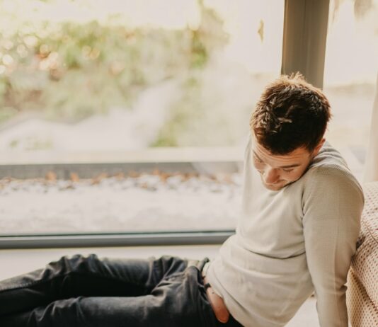 배우자 출산휴가 20일로 확대…경단녀·청년 취업 촉진 man in gray sweater lying on floor beside man in black shirt