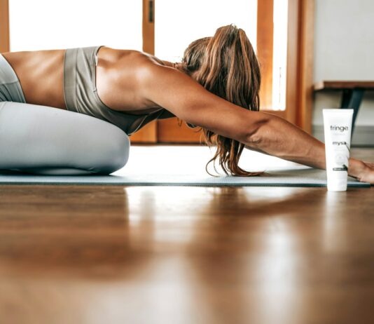 직장인을 위한 스트레칭의 중요성 woman in gray sports bra and gray leggings lying on floor