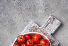 일상에서 실천하는 간단한 다이어트 팁 a bowl of tomatoes on a cutting board