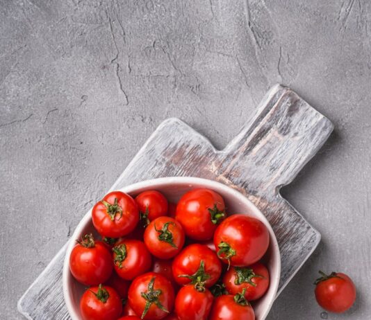 일상에서 실천하는 간단한 다이어트 팁 a bowl of tomatoes on a cutting board