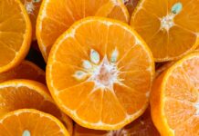 여름철 피부 톤 업 방법 a bunch of oranges that are cut in half