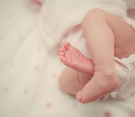 정부 “태아치료 수가 가산 100% → 400%로 대폭 인상” baby sleeping