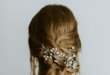 건강한 머리카락을 위한 영양소 woman wearing white floral hair accessory