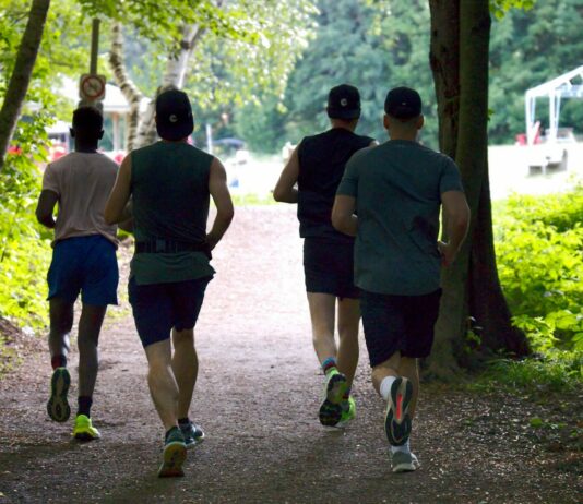 여름철 조깅을 더 즐겁게 하는 방법 a group of people running down a dirt road