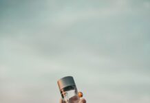 매일 물 섭취가 신진대사에 미치는 영향 person holding clear glass bottle