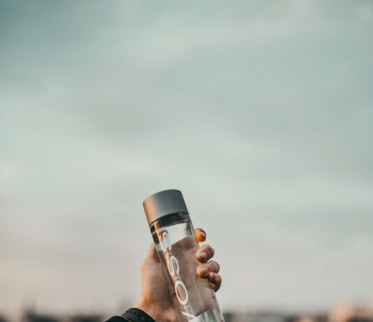 매일 물 섭취가 신진대사에 미치는 영향 person holding clear glass bottle