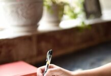 자기 관리: 정신 건강을 위한 첫걸음 a person writing on a piece of paper with a pen