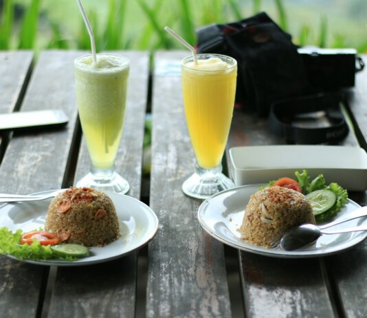 가공식품의 위험: 건강을 위한 신선한 식사 선택 fried rice and glass of juices on table