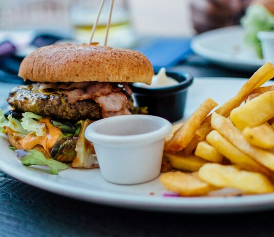 정크푸드 중독에서 벗어나는 방법 selective focus photography of burger patty, mayonnaise, and French fries served on platter
