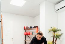 자세 교정에 좋은 필라테스 동작 10선 a couple of women are doing exercises in a gym