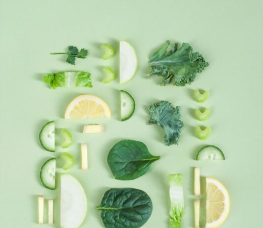 식물성 식품의 힘: 건강한 식사의 비결 sliced fruit and vegetables