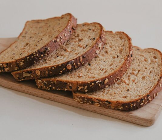 비건 식단의 장점과 단점, 건강하게 접근하는 법 brown bread on brown wooden tray