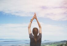 체중 감량을 성공적으로 이끄는 방법 woman standing on one leg on rock facing the field