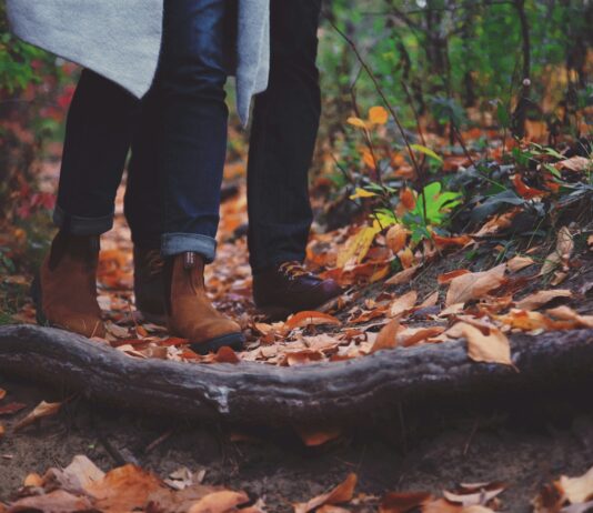 야외 운동의 이점과 다이어트 효과 a man and a woman walking in the woods