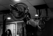 운동과 함께 건강한 식단 grayscale photo of man lifting barbell