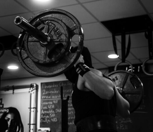 운동과 함께 건강한 식단 grayscale photo of man lifting barbell