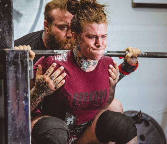 매일 5분 운동으로 건강을 지키는 법 woman carrying barbells