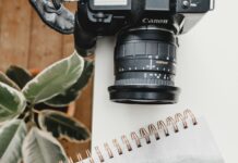 체중 감량을 위한 운동 계획 세우기 black Canon DSLR camera on table beside notebook