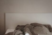 스트레스를 이겨내는 건강한 라이프스타일 팁 brown and white bed linen