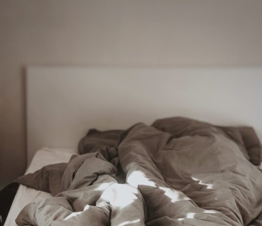 스트레스를 이겨내는 건강한 라이프스타일 팁 brown and white bed linen