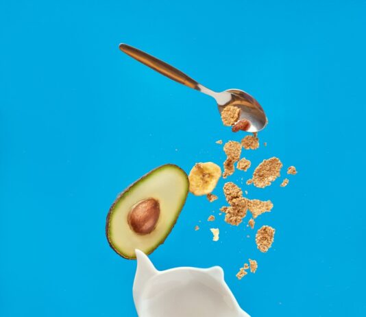 새해에 꼭 실천해야 할 건강 습관 5가지 white ceramic mug with silver spoon