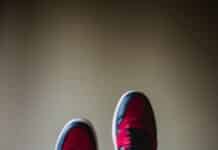 퇴행성 관절염: 예방을 위한 운동과 식이요법 shallow focus photography of red-and-black shoes