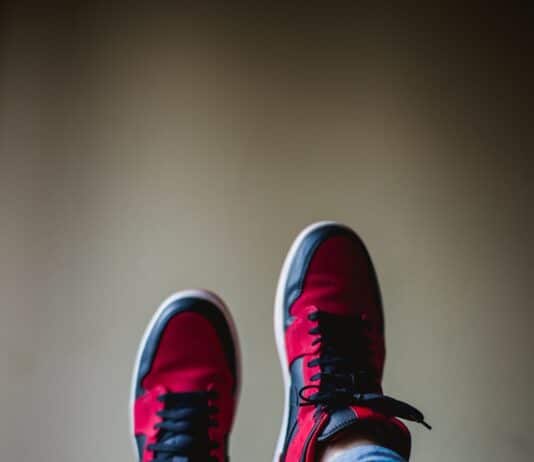 퇴행성 관절염: 예방을 위한 운동과 식이요법 shallow focus photography of red-and-black shoes