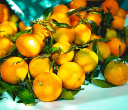 겨울철 면역력 유지에 좋은 음식 소개 a pile of oranges sitting on top of a table