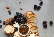 치아에 좋은 음식: 구강 건강을 돕는 식품 baked breads and cookies on brown wooden board