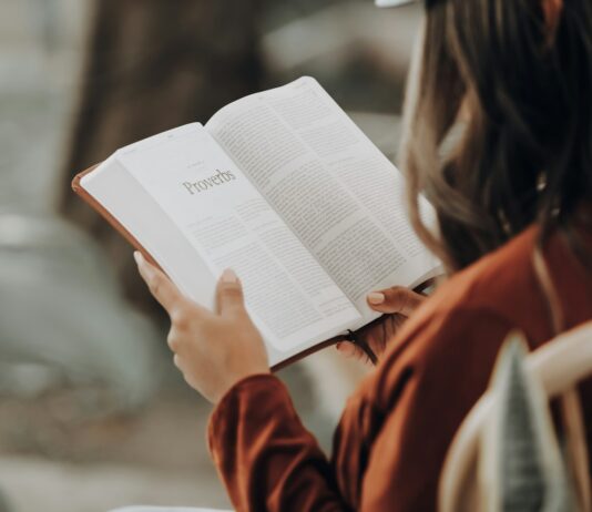 자기계발을 위한 독서 습관 기르기 girl reading book