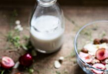 건강한 식습관을 위한 10가지 팁 fruits in clear glass bowl beside milk bottle