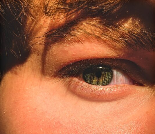 봄철, 햇빛보다 무서운 건 ‘숨은 자외선’… 선크림 전략 다시 세우자 persons eye in close up