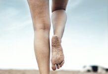 “샌들 신었더니 발뒤꿈치가 갈라져요”…초여름 ‘각질’의 진짜 원인 woman in brown stockings and brown boots standing on brown sand during daytime
