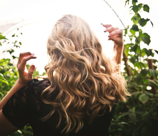 머리카락도 피부처럼 건강을 유지해야 할 때, 여름철 헤어 관리 팁 blonde haired woman in black top surrounded by tall plants