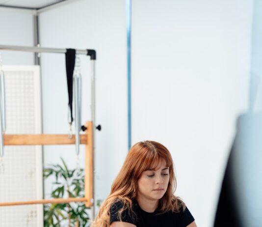 필라테스, 몸과 마음을 건강하게 하는 전신 운동의 매력 a woman on a rowing machine in a gym