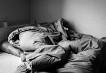 지속되는 피로, 만성피로증후군일 수 있다…원인과 해소법은? a black and white photo of an unmade bed