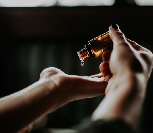 ‘대체요법’, 현대 건강관리의 새로운 트렌드로 주목받다 person holding amber glass bottle