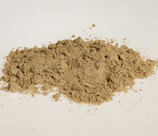 크리에이틴, 운동 안 해도 먹는 시대 a pile of dirt sitting on top of a white table