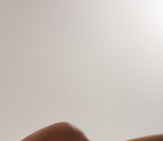 관절이 아닌 ‘생활 방식이’ 무릎 통증을 키우는 은밀한 경로 naked woman lying on bed