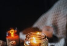 “마음 돌봄”이 새로운 건강 코드…일상에서 실천하는 현대인의 멘탈 웰빙 a candle in a glass jar