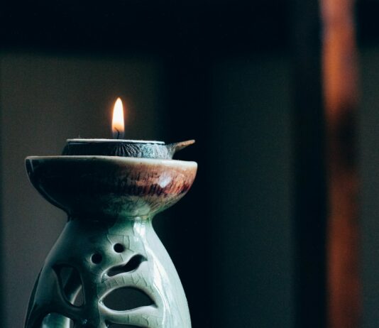 집에서도 손쉽게 실천하는 ‘마음챙김 명상’, 바쁜 일상에 쉼표를 찍다 rule of thirds photography of lit candle