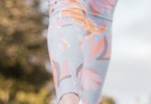 보폭 10cm의 기적: 보폭만 넓혀도 수명이 길어진다? person wearing black and white nike shoes