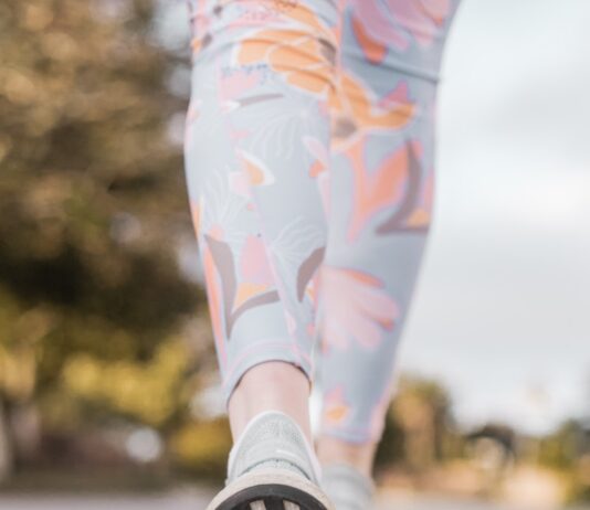 보폭 10cm의 기적: 보폭만 넓혀도 수명이 길어진다? person wearing black and white nike shoes