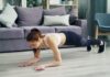 집에서도 실천하는 마이크로 워크아웃, 바쁜 일상 속 건강 지키기 a woman is doing push ups on the floor