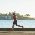 부상이라는 그림자: 족저근막염과 무릎 통증 정면 돌파! man running near sea during daytime
