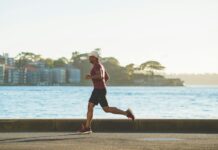 부상이라는 그림자: 족저근막염과 무릎 통증 정면 돌파! man running near sea during daytime